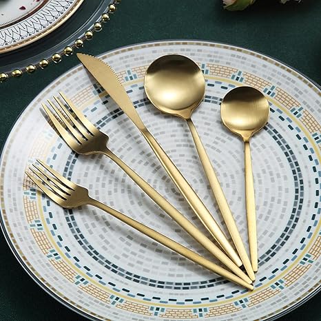 Cubiertos de acero en un conjunto minimalista – elegancia y practicidad – perfectos para el hogar y restaurantes