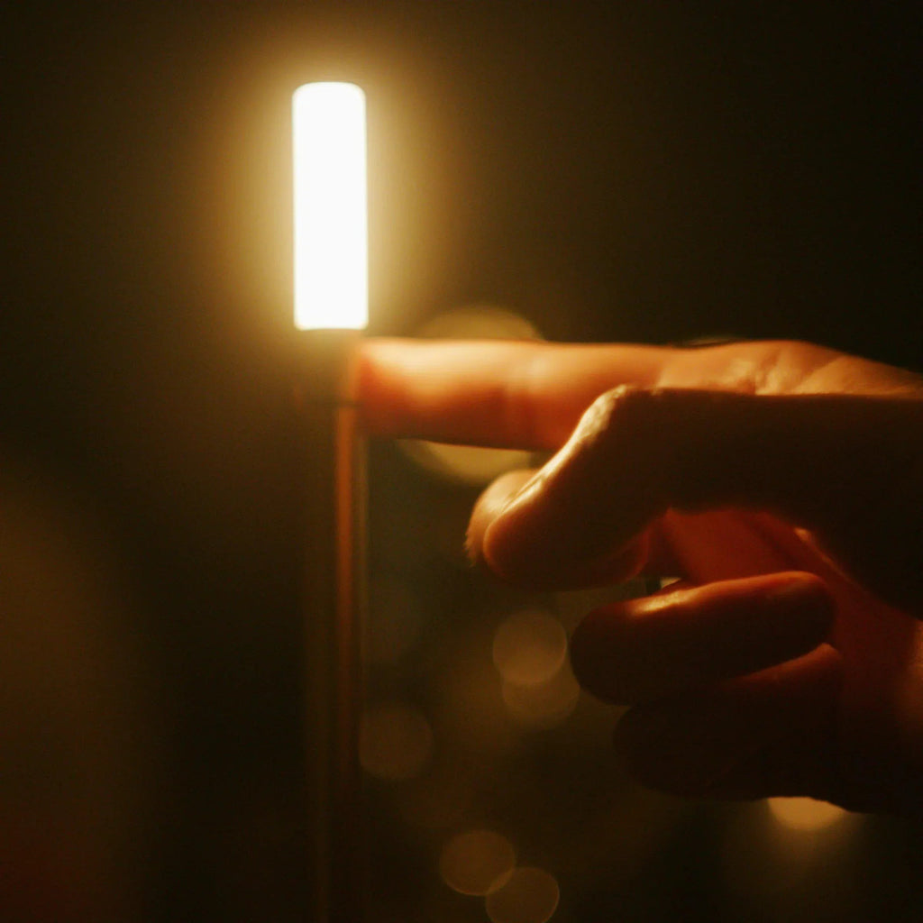Vela Giavi - Elegante, Moderna Vela con Iluminación Regulable y Carga USB