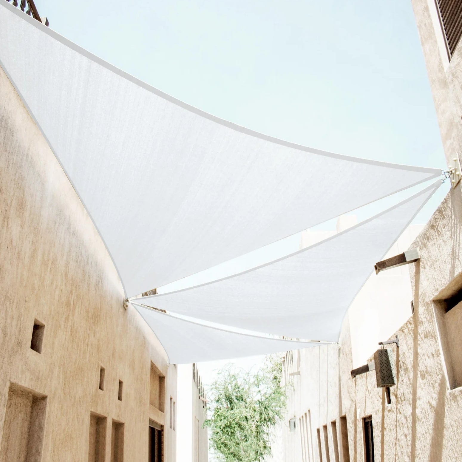 Toldo de sol en forma triangular blanco, repelente al agua y con protección UV