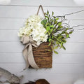 Perchero de puerta con hortensias crema – corona de mimbre con flores artificiales