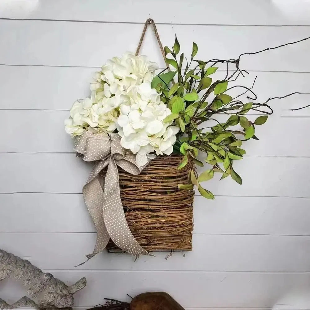 Perchero de puerta con hortensias crema – corona de mimbre con flores artificiales