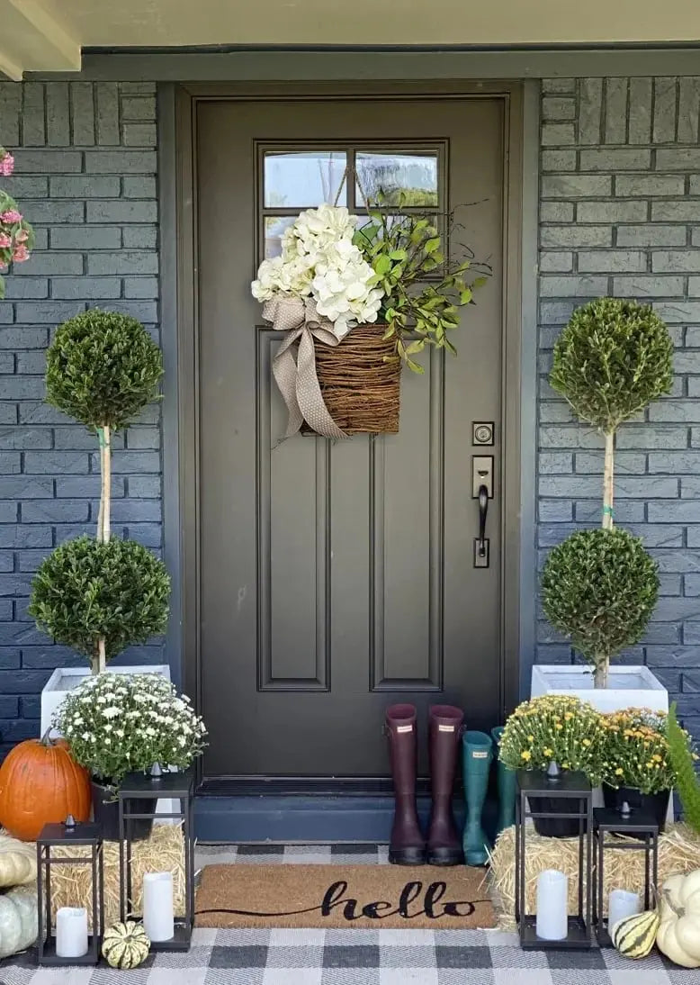 Perchero de puerta con hortensias crema – corona de mimbre con flores artificiales