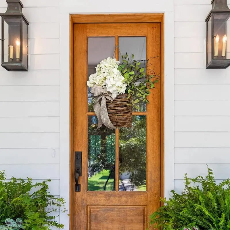 Perchero de puerta con hortensias crema – corona de mimbre con flores artificiales