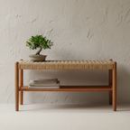 Banca Japonesa Elegante - Diseño de Cuero de Vaca Trenzado y Madera de Cereza para el Vestíbulo