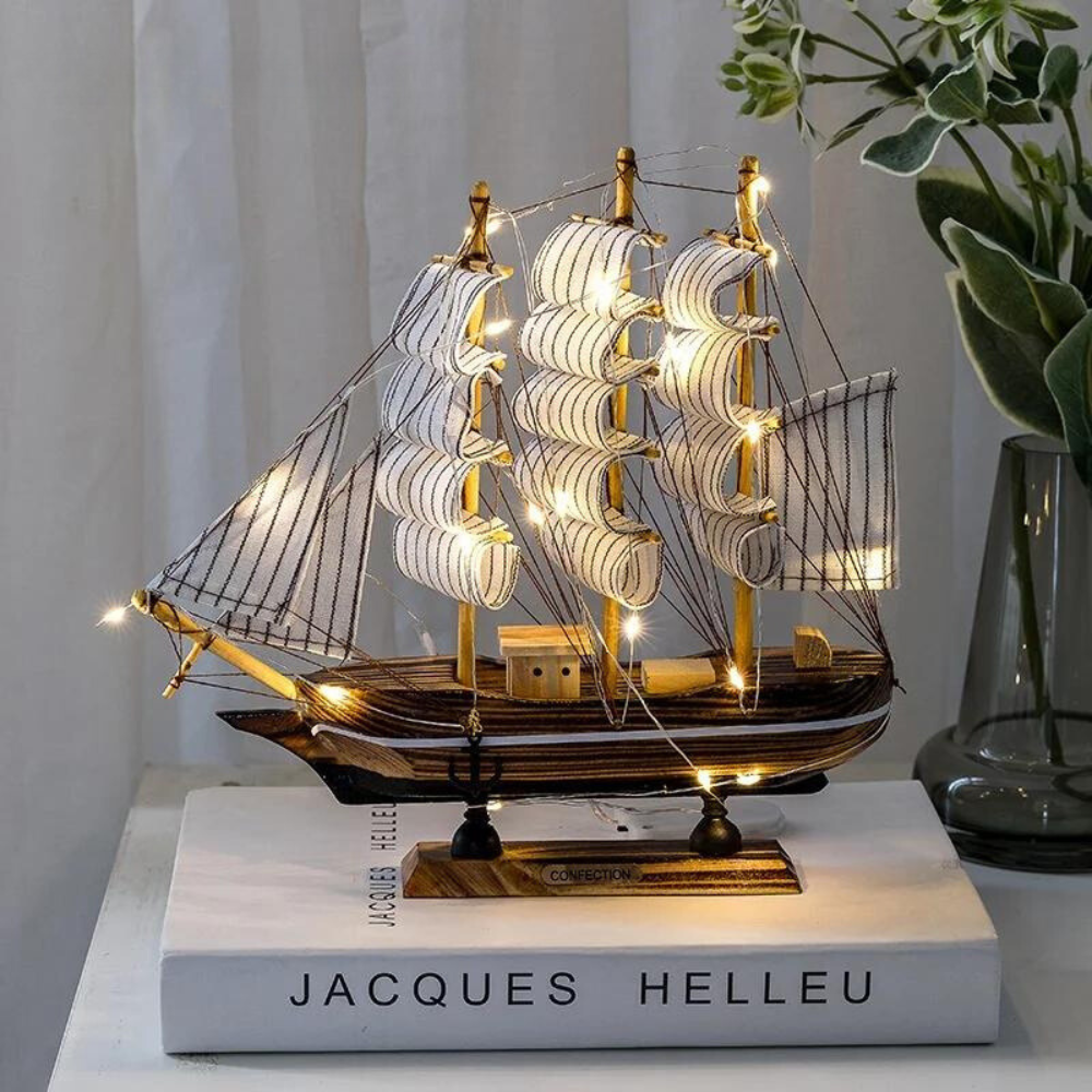 BowLift | Escultura de Velero de Madera Nórdica Royaleva - Pieza decorativa iluminada por LED, a pilas