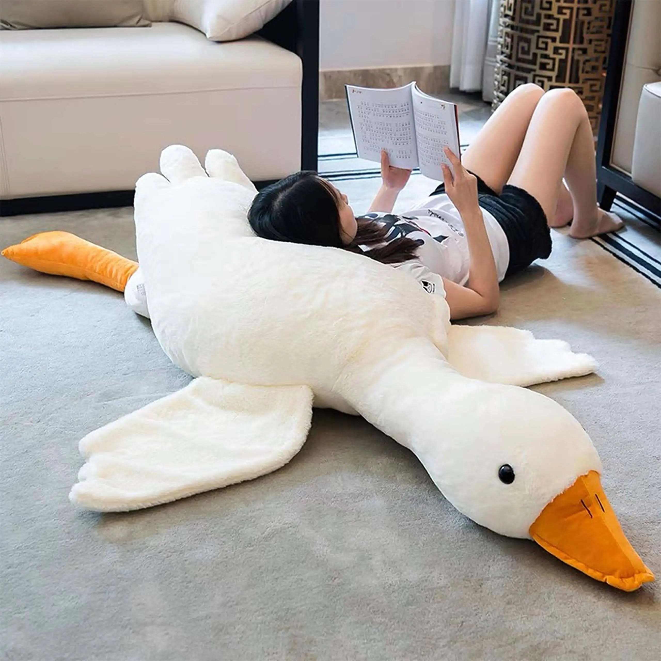 Date un capricho con este enorme cojín de peluche en forma de ganso.