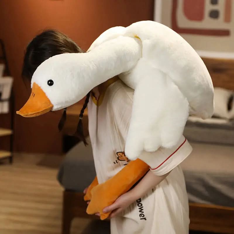 Date un capricho con este enorme cojín de peluche en forma de ganso.