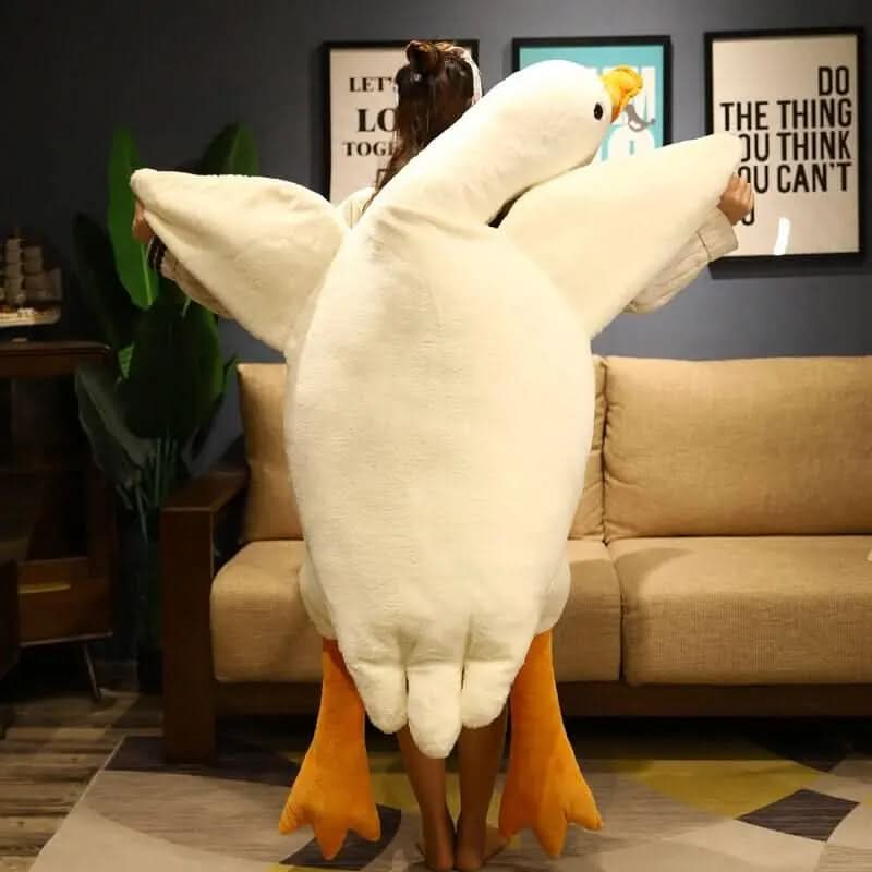 Date un capricho con este enorme cojín de peluche en forma de ganso.