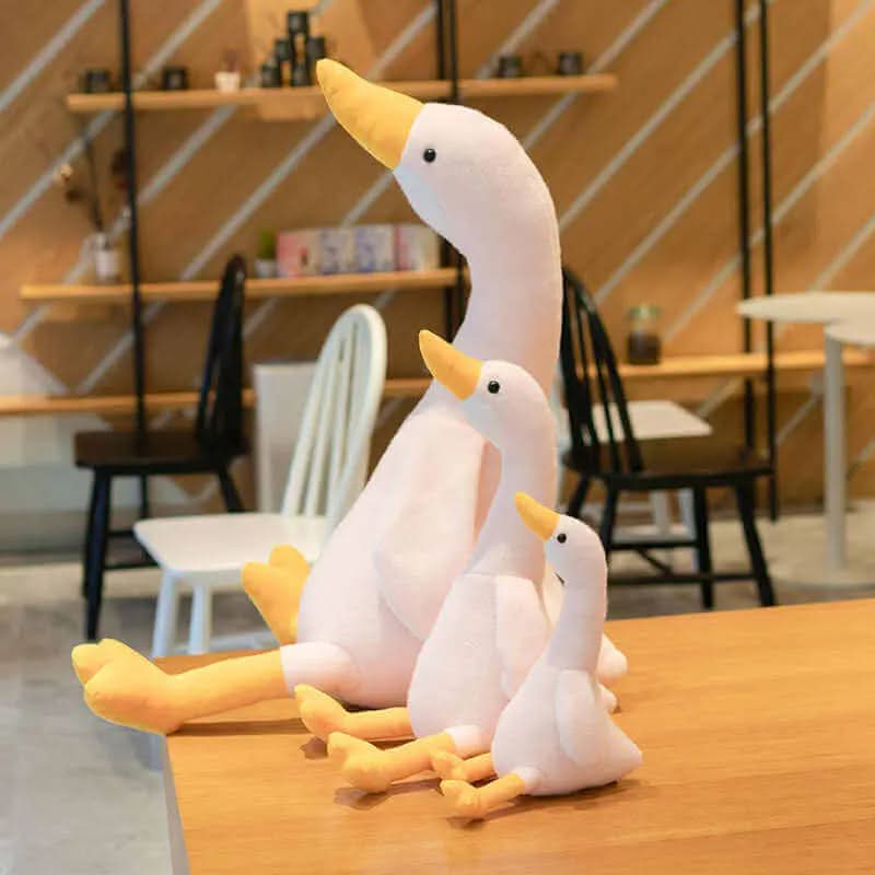 Date un capricho con este enorme cojín de peluche en forma de ganso.