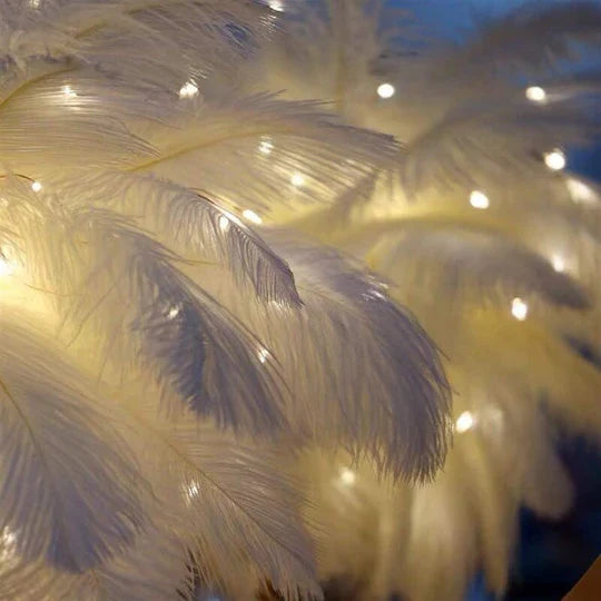 FeatherGlow - Lámpara de noche de avestruz elegante para un ambiente hogareño