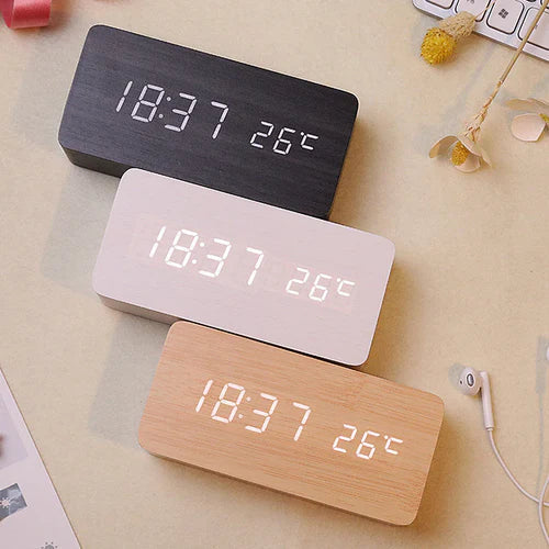 TimberTick - Reloj despertador de madera con carga inalámbrica y pantalla LED