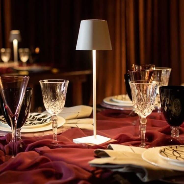 Lámpara de mesa portátil y sin cables para una iluminación elegante