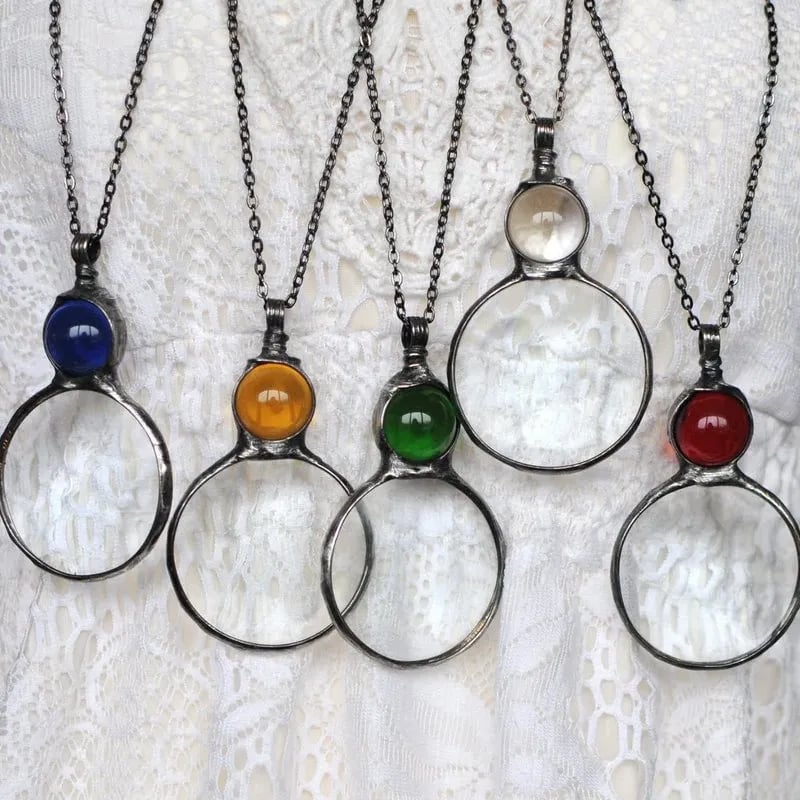 Collar con colgante de lupa