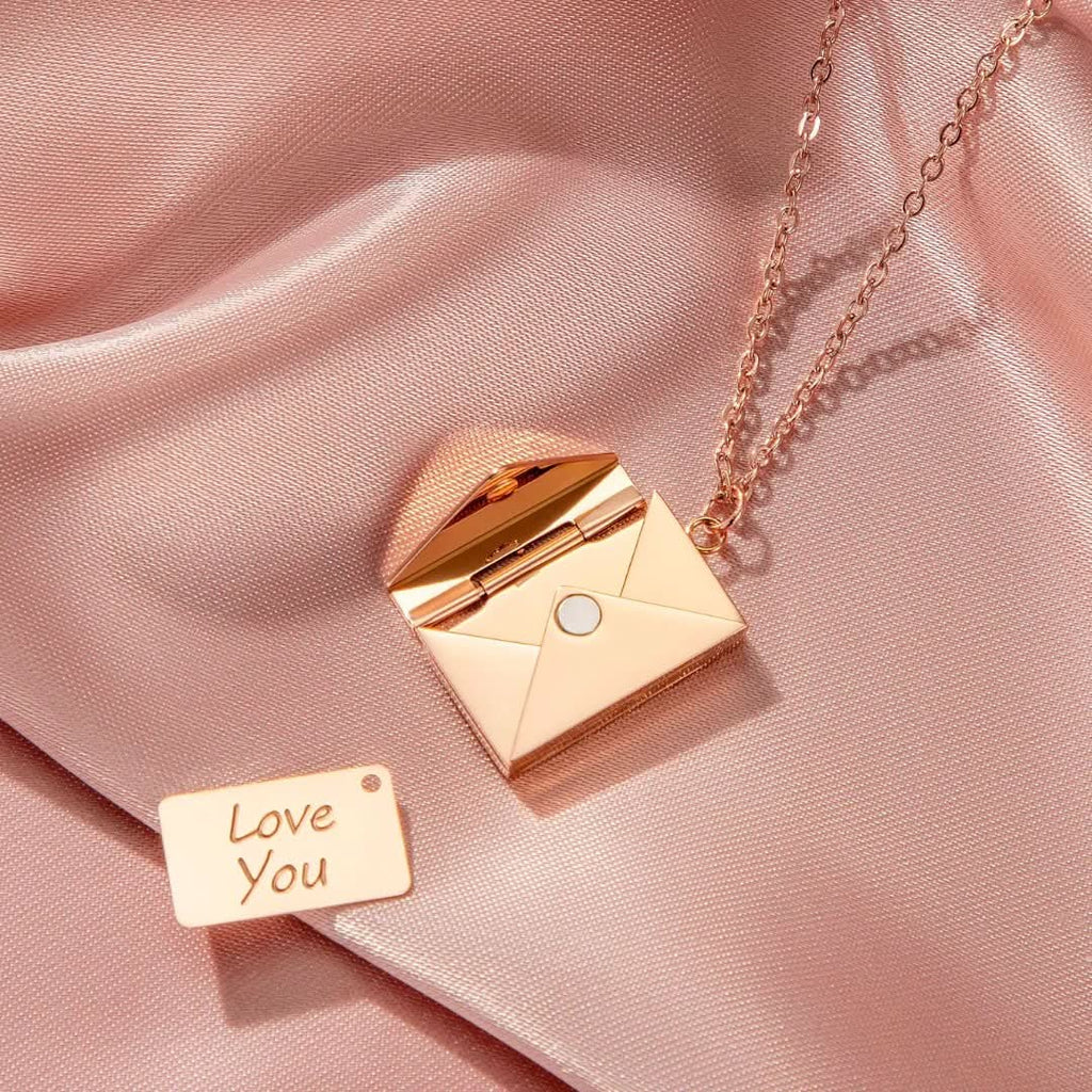 Collar de sobre secreto con un mensaje de amor oculto