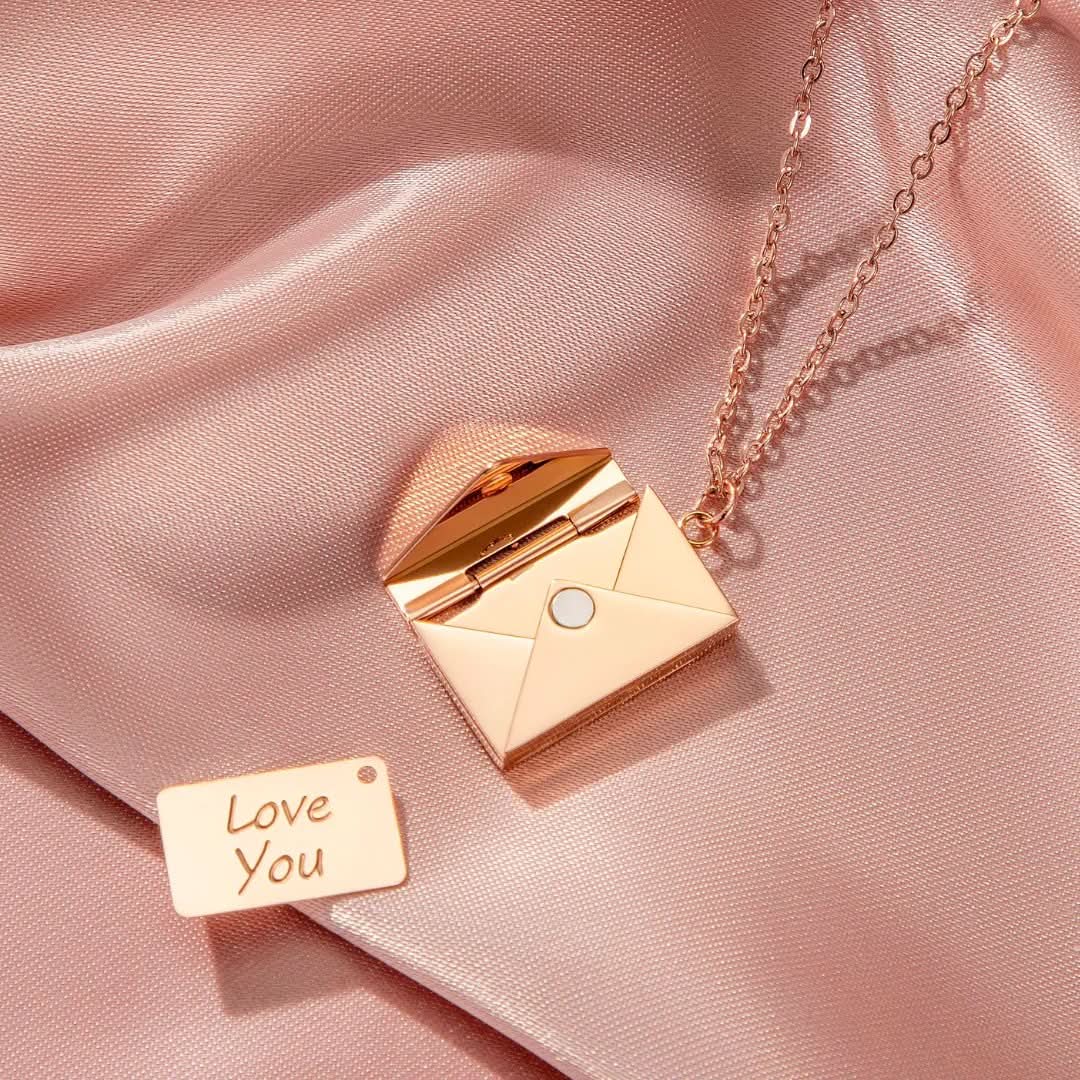 Collar de sobre secreto con un mensaje de amor oculto