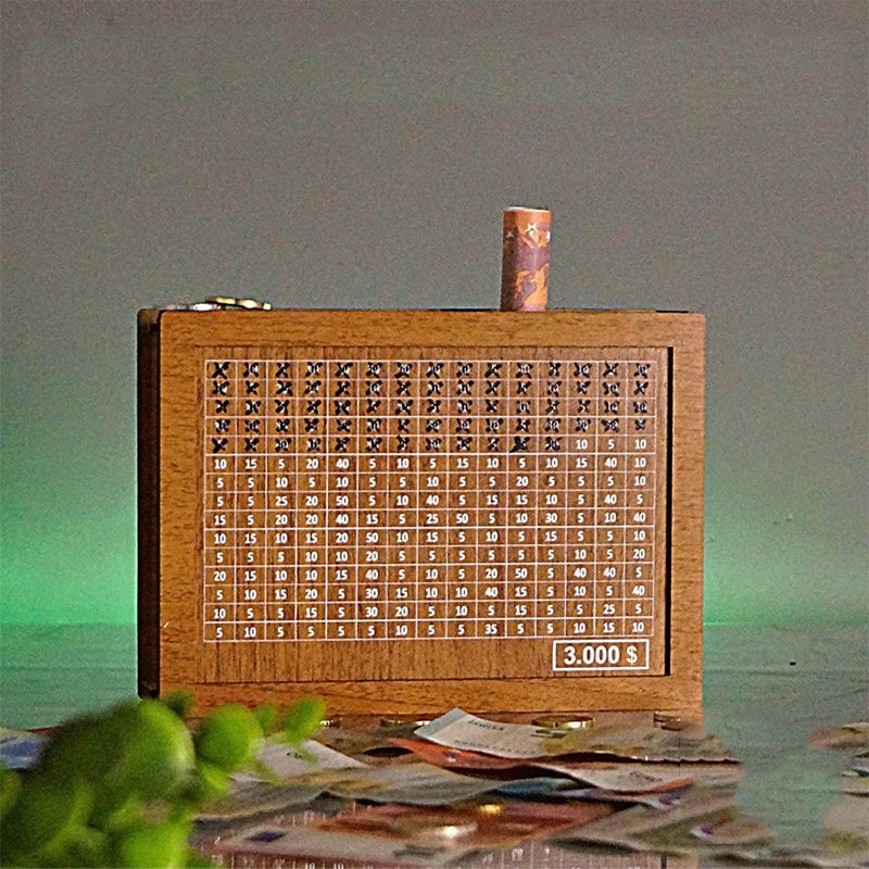 Caja de madera con figuras grabadas