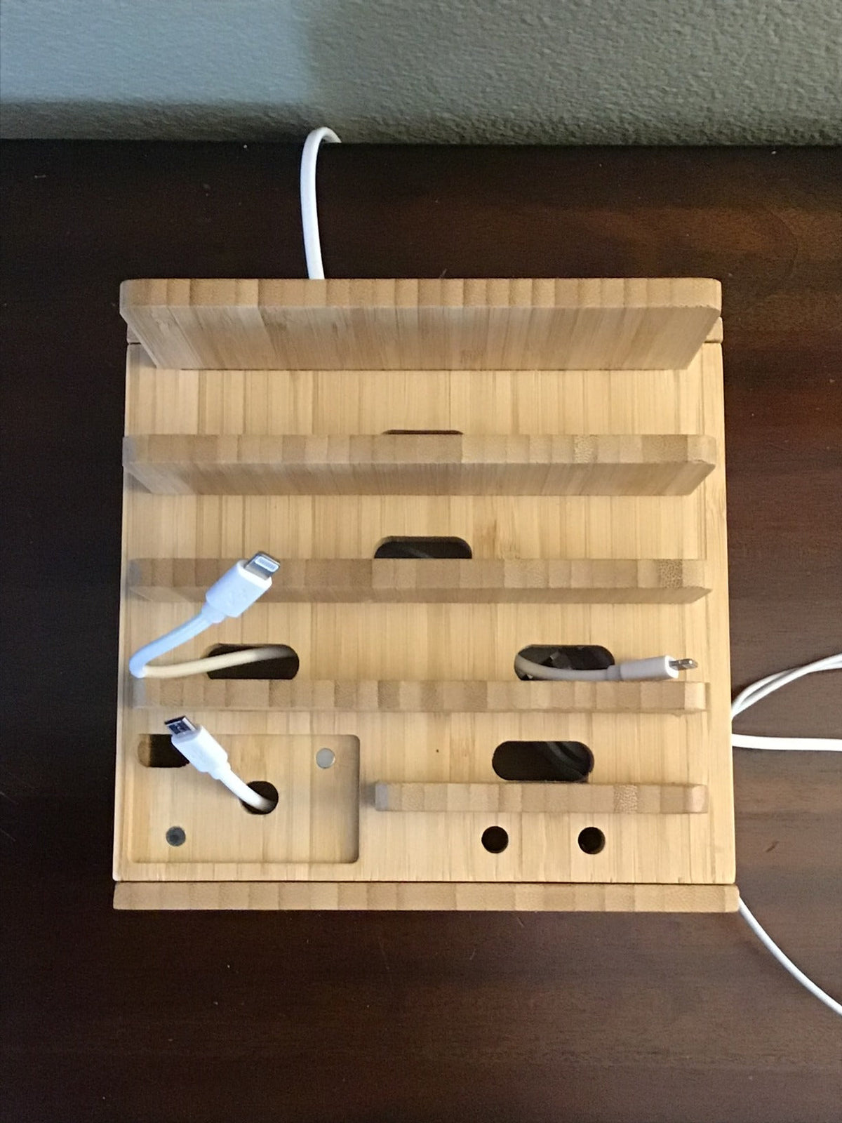 Estación de Carga Tekavo ChargeDock de Bambú | Cargador USB de 5 Puertos y Organizador | Para Smartphone, Tableta y Smartwatch | Incluye Juego de Cables