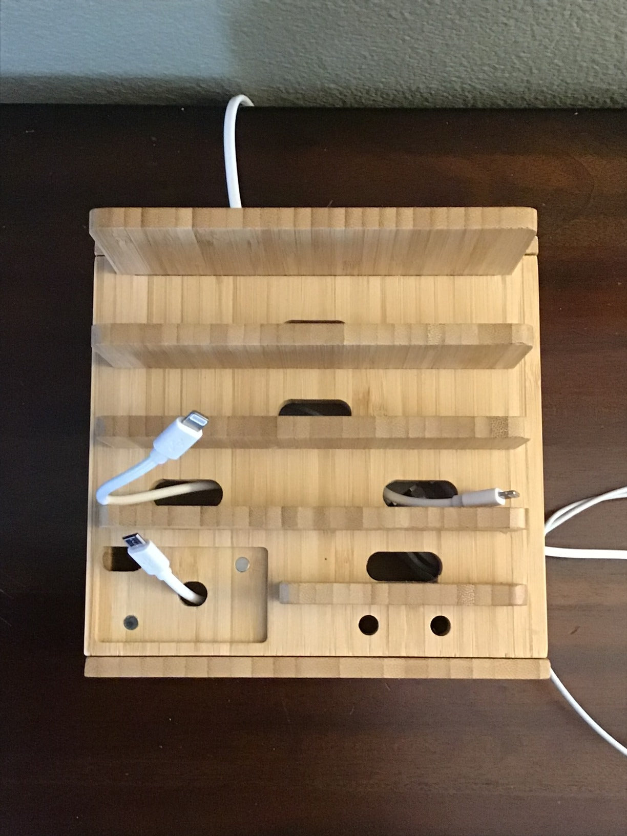 Tekavo ChargeDock Estación de Carga de Bambú | Cargador USB de 5 Puertos y Organizador | Para Smartphone, Tableta y Reloj Inteligente | Incluye Juego de Cables