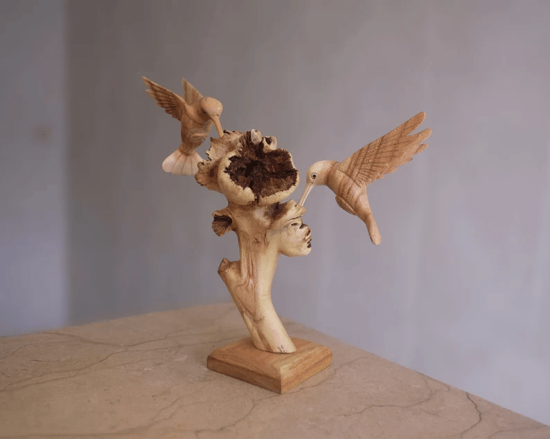 Colibrí alimentándose de una flor, escultura hecha a mano