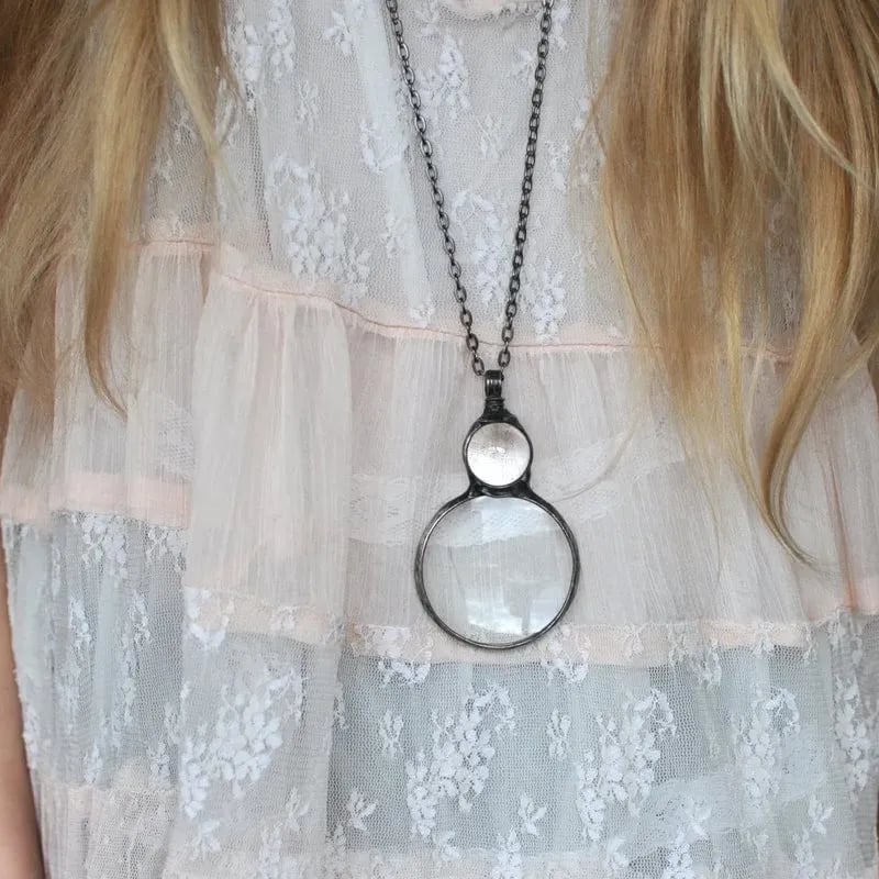 Collar con colgante de lupa