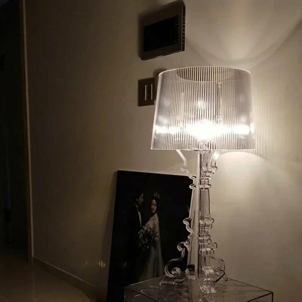 Lámpara de mesa con altura ajustable y diseño barroco