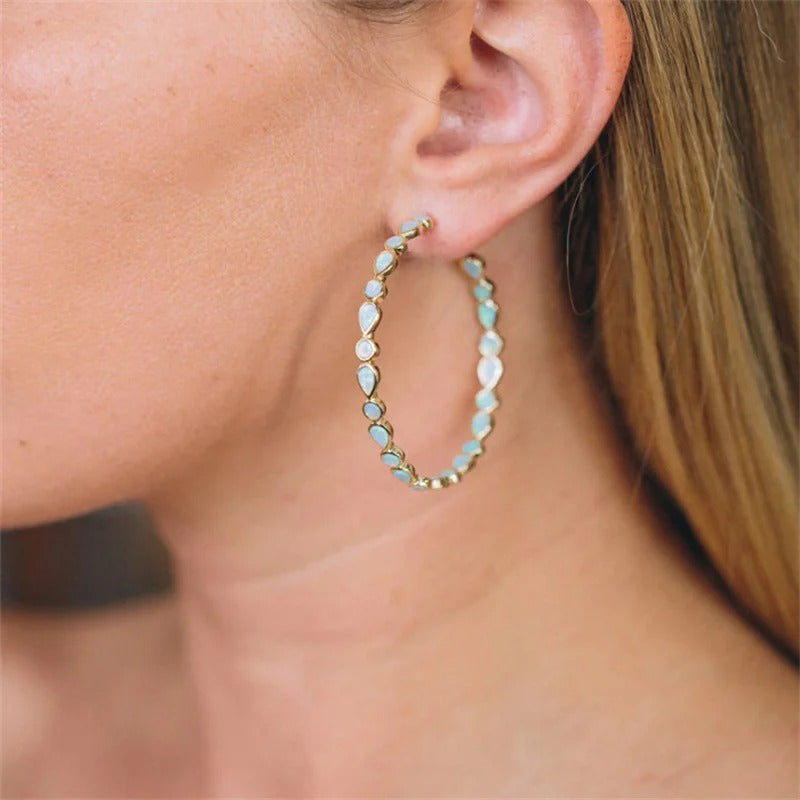 Nara – Pendientes elegantes en forma de C con diseño de gota esculpida y pieza llamativa
