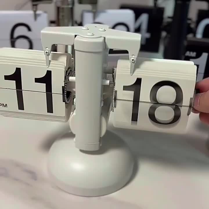 Reloj Flip Vintage con Mecanismo Automático de Cambio – Modelo de Mesa Elegante