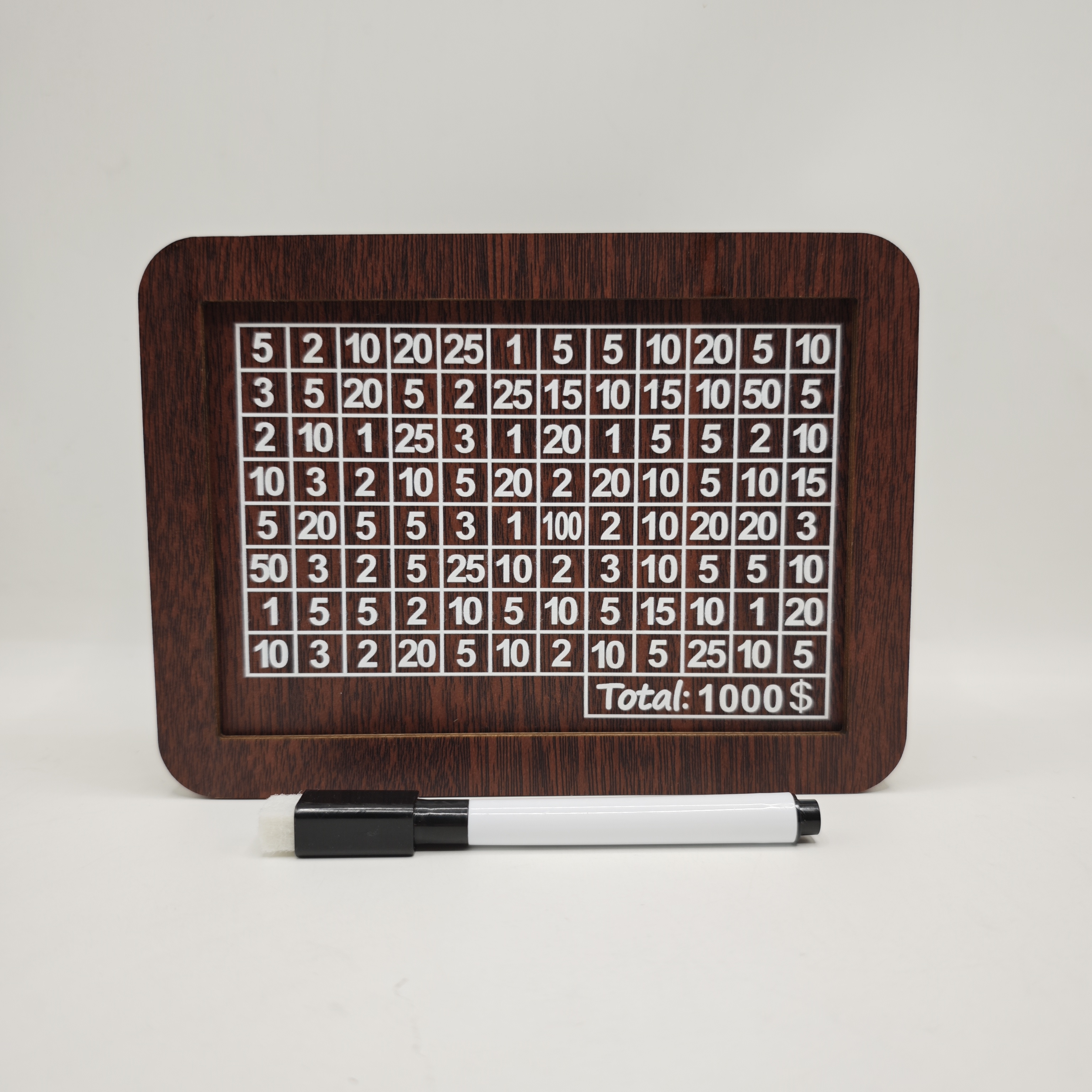 Caja de madera con figuras grabadas