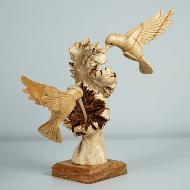 Colibrí alimentándose de una flor, escultura hecha a mano