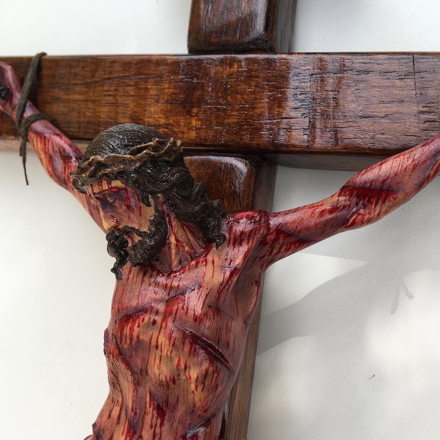 Lisslune | Hecho a Mano - Cruz Realista de Cristo