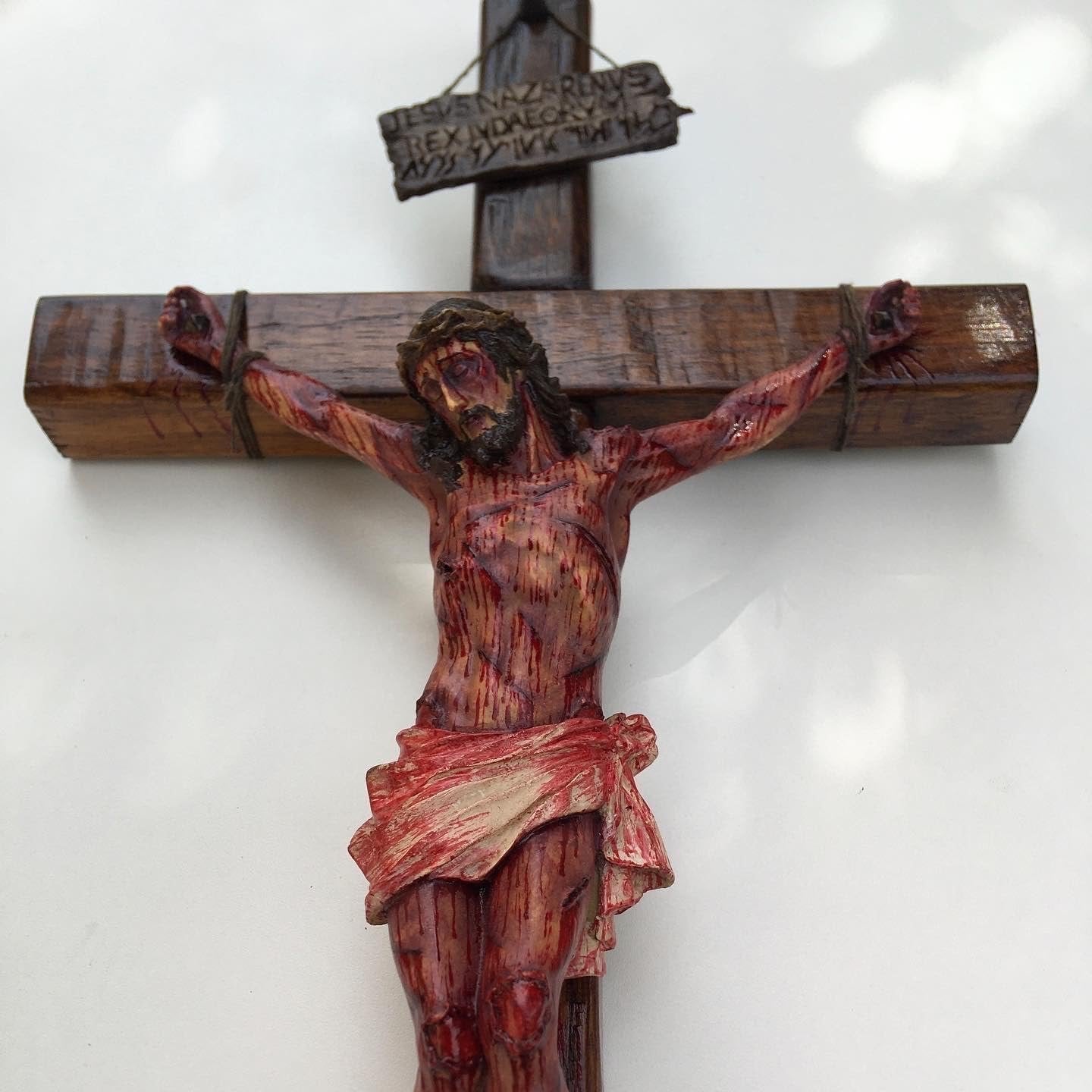 Lisslune | Hecho a Mano - Cruz Realista de Cristo