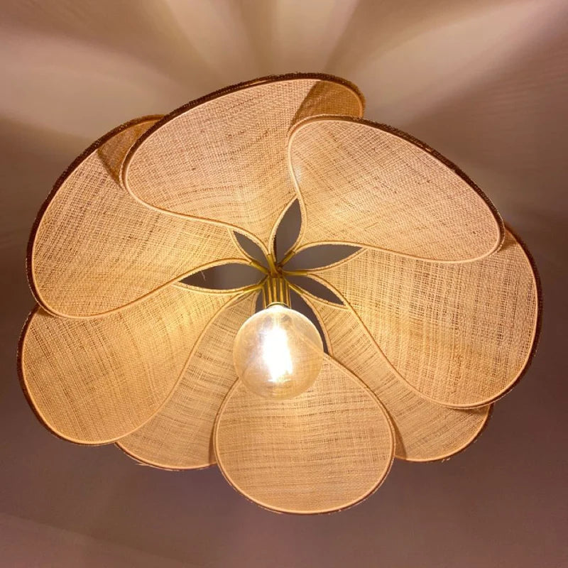 Lámpara colgante moderna en forma de flor para espacios elegantes