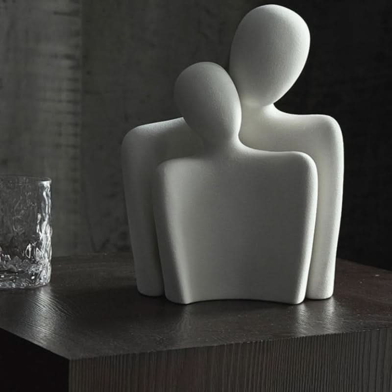 Escultura moderna que simboliza conexión y ternura