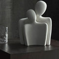 Escultura moderna que simboliza conexión y ternura