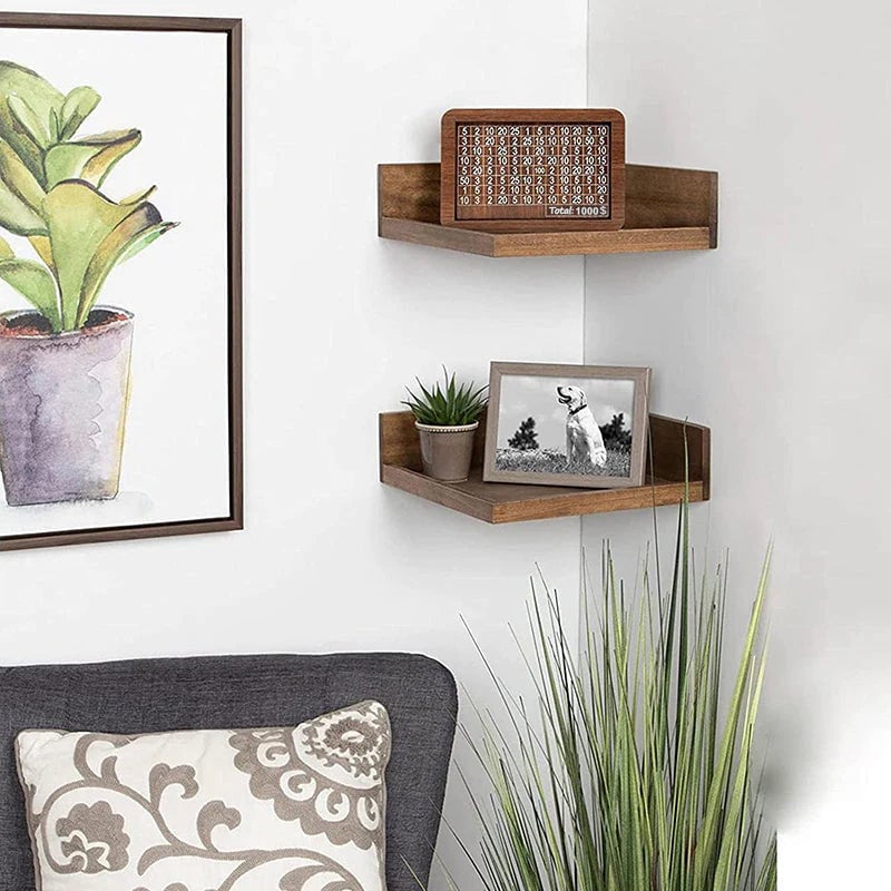 Caja de madera con figuras grabadas