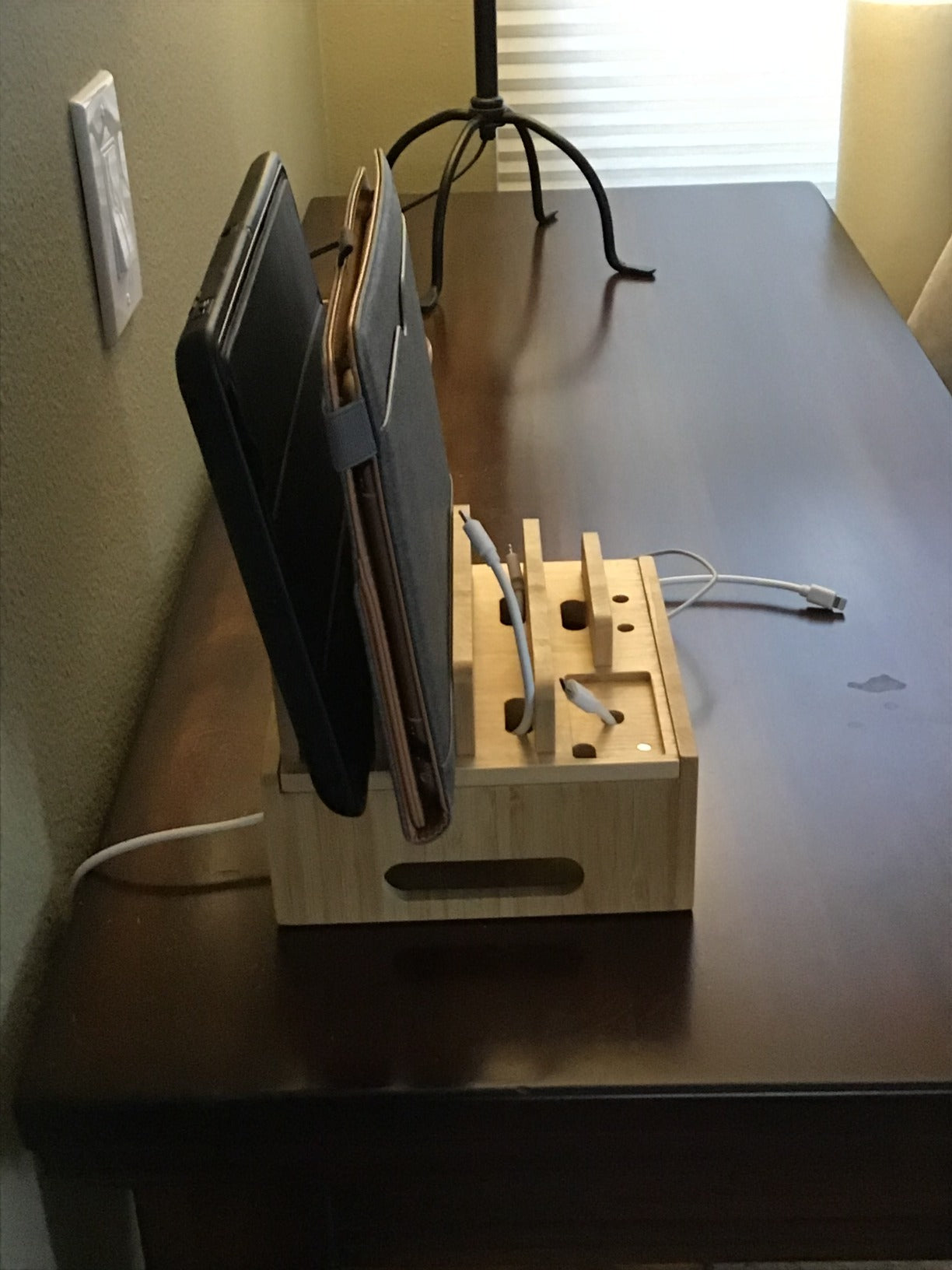 Tekavo ChargeDock Estación de Carga de Bambú | Cargador USB de 5 Puertos y Organizador | Para Smartphone, Tableta y Reloj Inteligente | Incluye Juego de Cables