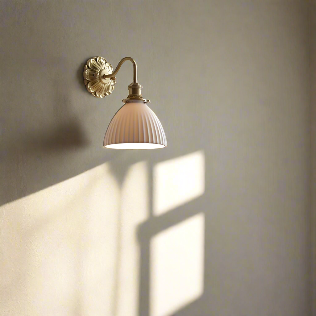 Lámpara de Pared de Latón y Cerámica - Diseño Elegante