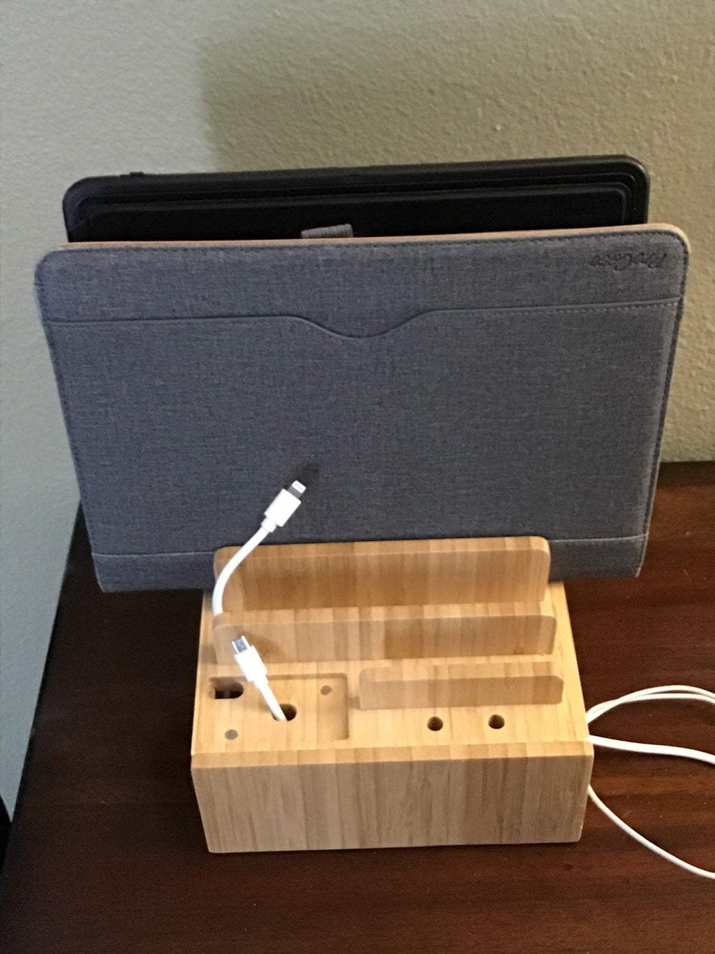 Tekavo ChargeDock Estación de Carga de Bambú | Cargador USB de 5 Puertos y Organizador | Para Smartphone, Tableta y Reloj Inteligente | Incluye Juego de Cables