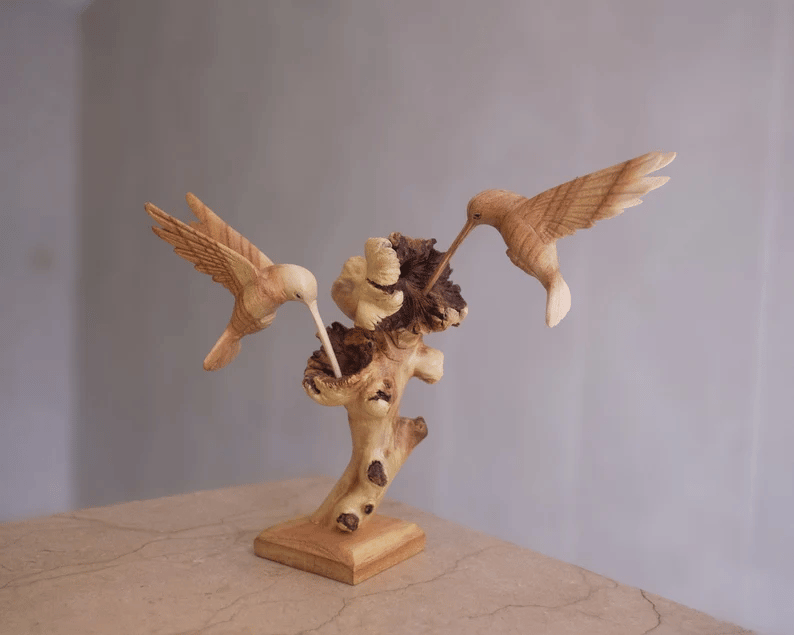 Colibrí alimentándose de una flor, escultura hecha a mano