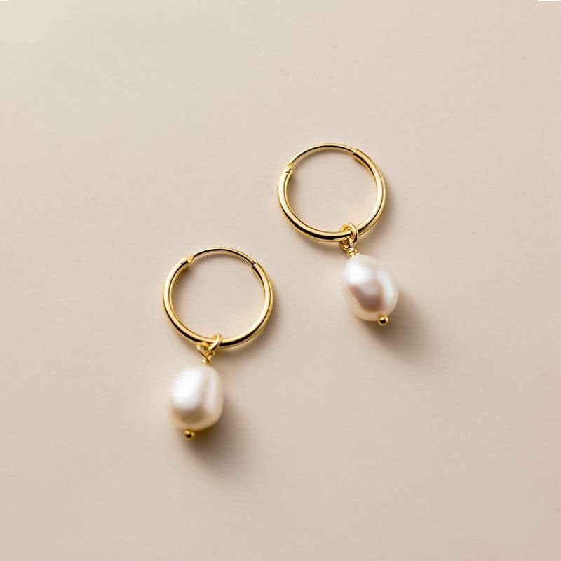 Elara – Elegantes aretes con diseño de gota curva y charm barroco