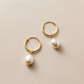 Elara – Elegantes aretes con diseño de gota curva y charm barroco