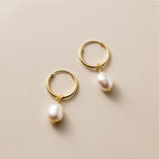 Elara – Elegantes aretes con diseño de gota curva y charm barroco