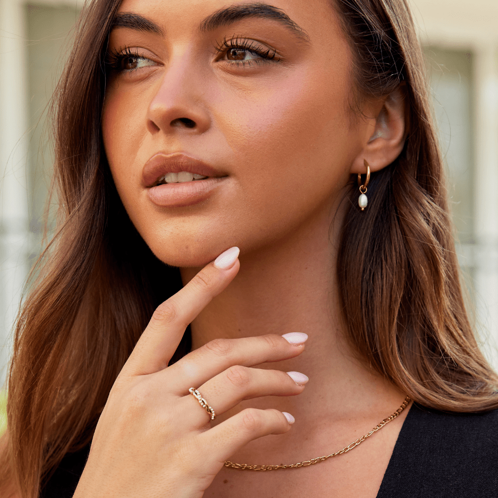 Elara – Elegantes aretes con diseño de gota curva y charm barroco
