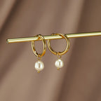 Elara – Elegantes aretes con diseño de gota curva y charm barroco