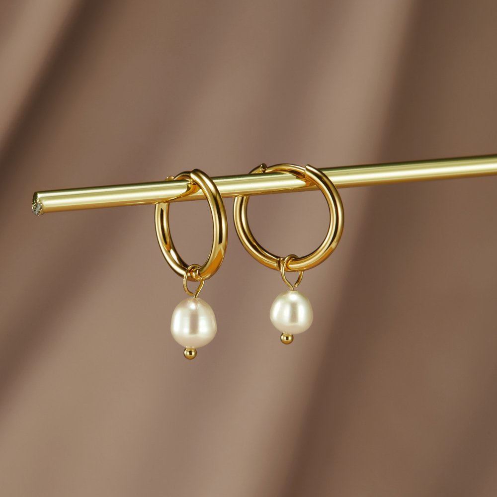 Elara – Elegantes aretes con diseño de gota curva y charm barroco