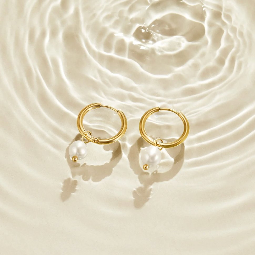 Elara – Elegantes aretes con diseño de gota curva y charm barroco