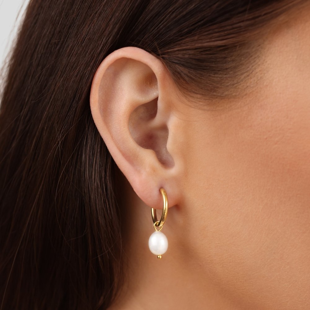 Elara – Elegantes aretes con diseño de gota curva y charm barroco