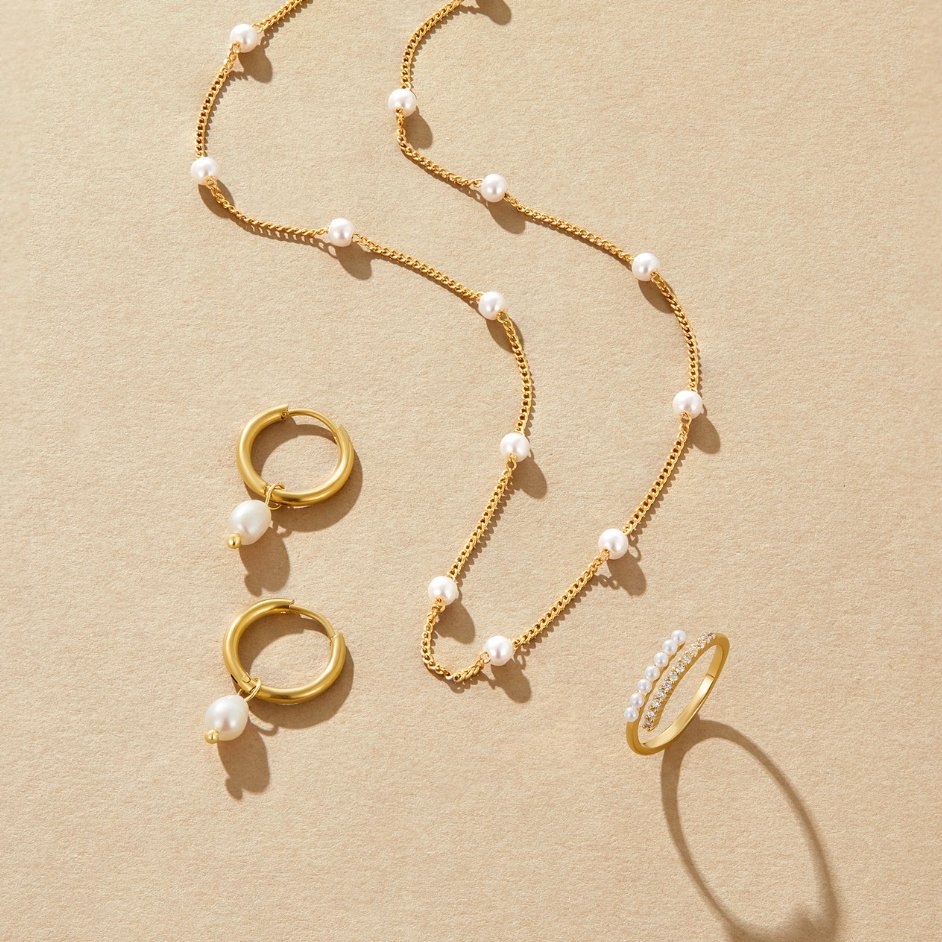 Elara – Elegantes aretes con diseño de gota curva y charm barroco