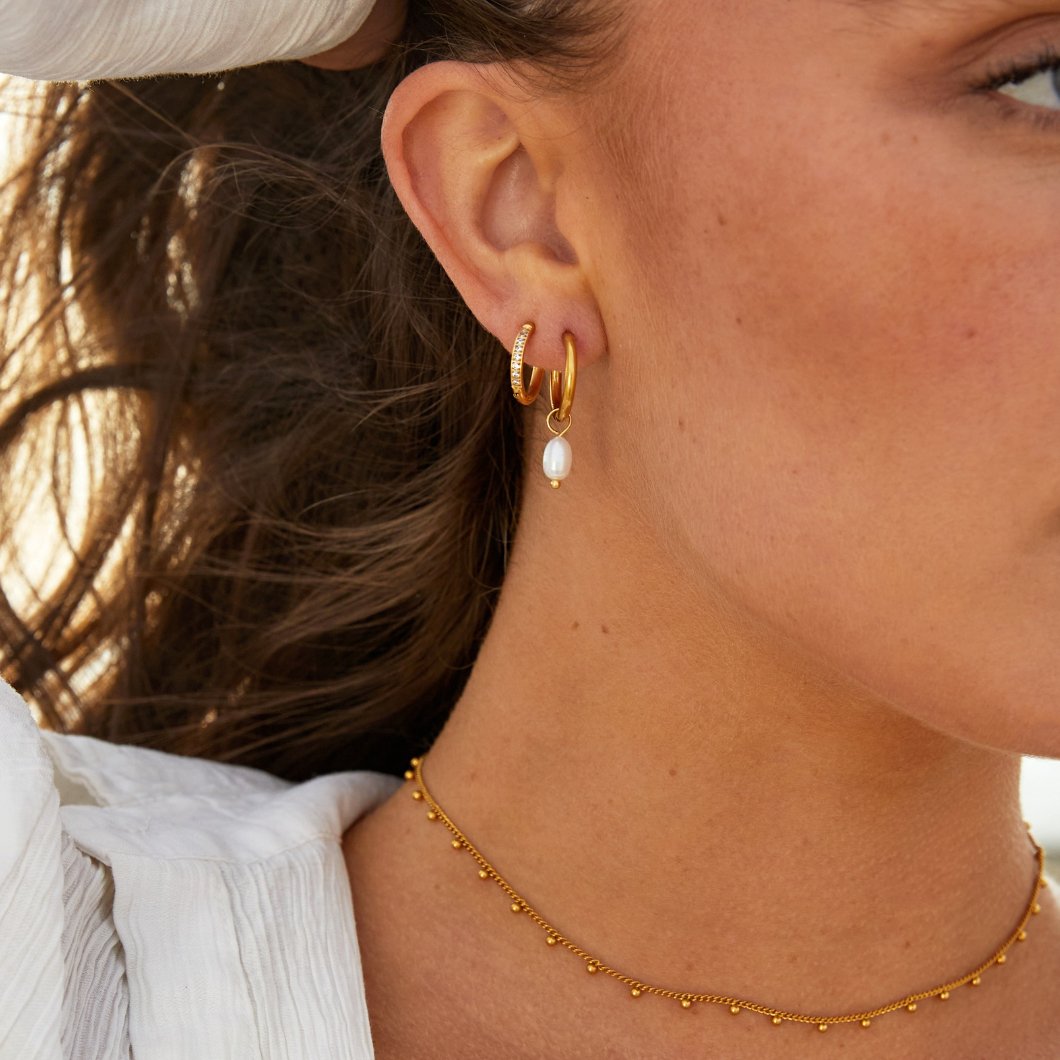 Elara – Elegantes aretes con diseño de gota curva y charm barroco
