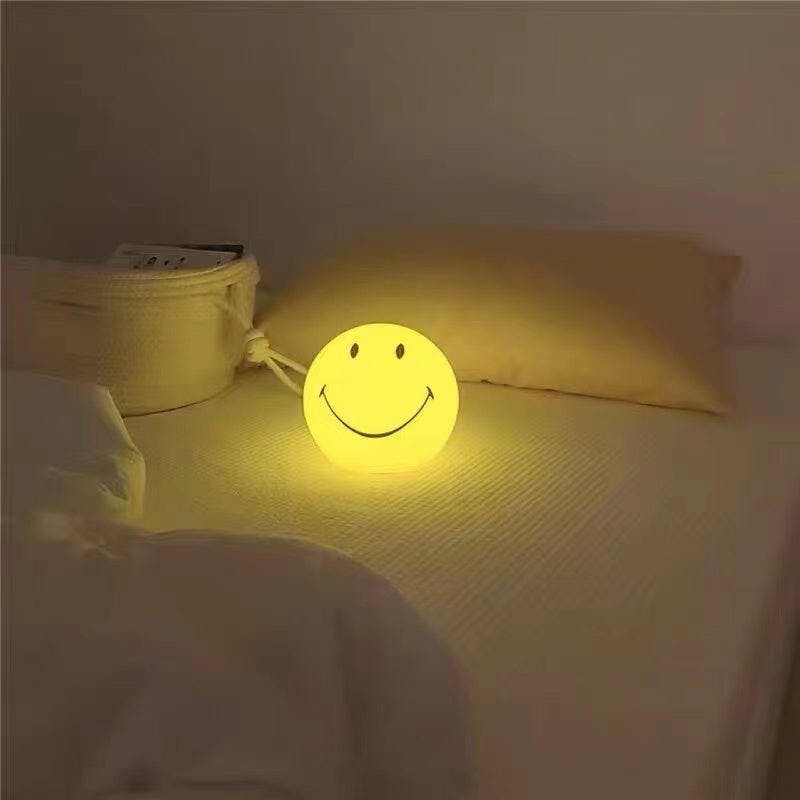 Lámpara de Mesa LED Sonriente Amarilla - Decoración para Habitaciones Infantiles Regulable